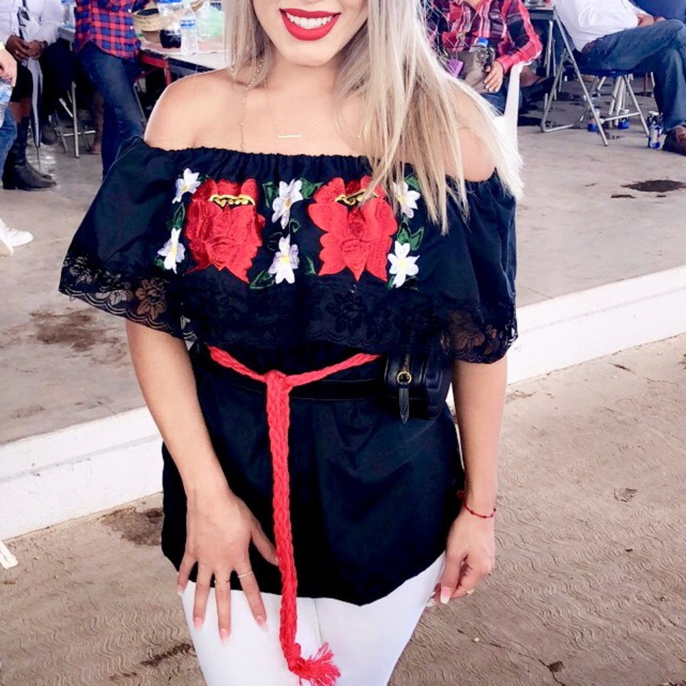 Mexican off-the-shoulder shirt with belt